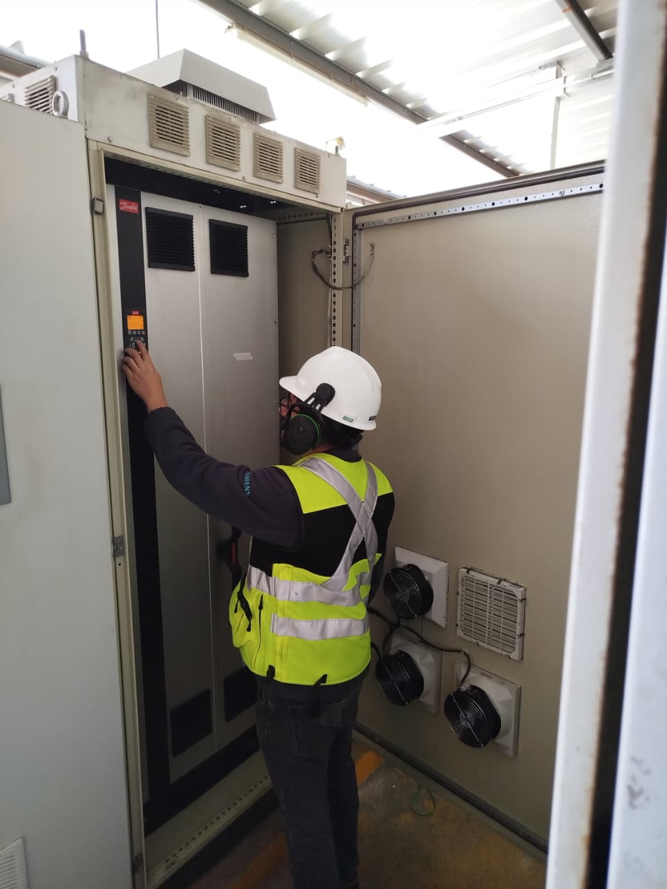 Gabinete con variador Danfoss instalado en sala eléctrica de una planta de alimentos