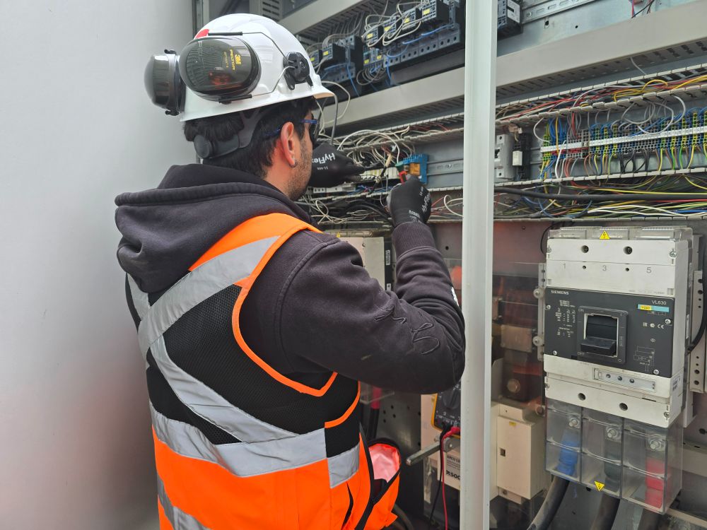 Ingeniero de OBINU trabajando en el cableado de un tablero eléctrico con interruptor Siemens VL630 en planta